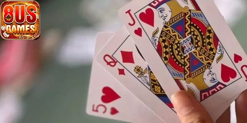 Người chơi trải nghiệm game ba lá 8us cùng bạn bè
